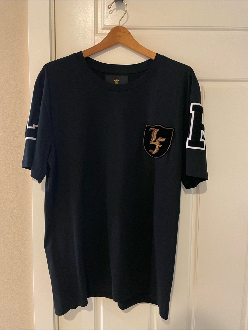 Black Men's Short Sleeve Logo Patch T‑Shirt
